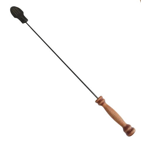 Bičík Ježeček pro senzorickou hru i pro výprask, zasazený v mahagonové rukojeti. Cena 2500 Kč