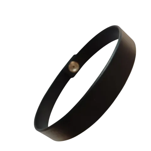 Jednoduchý choker v černé barvě na každodenní nošení. Cena 400 Kč